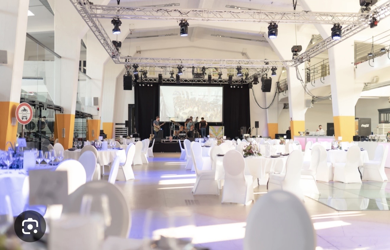 Event-Halle mit Bühne