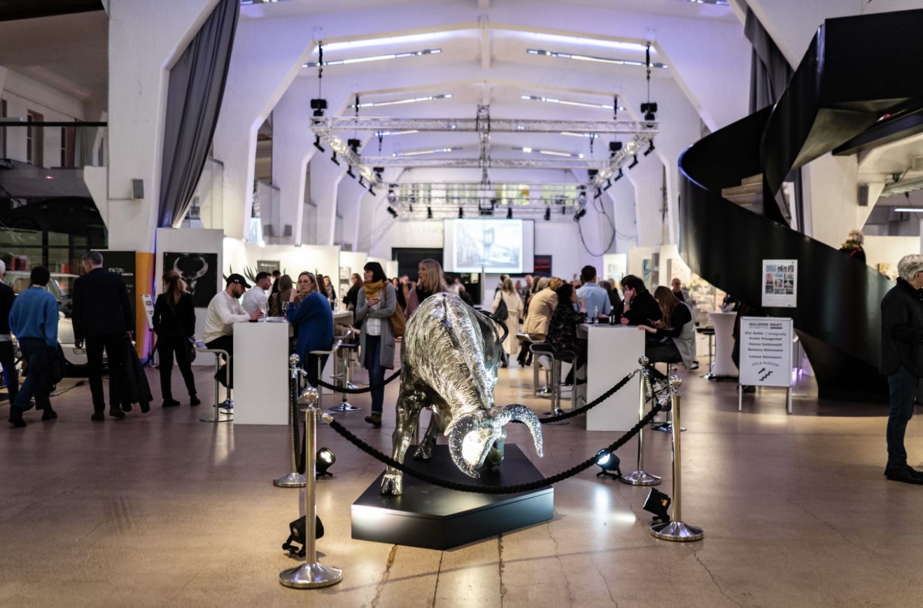 Event-Halle mit Skulptur